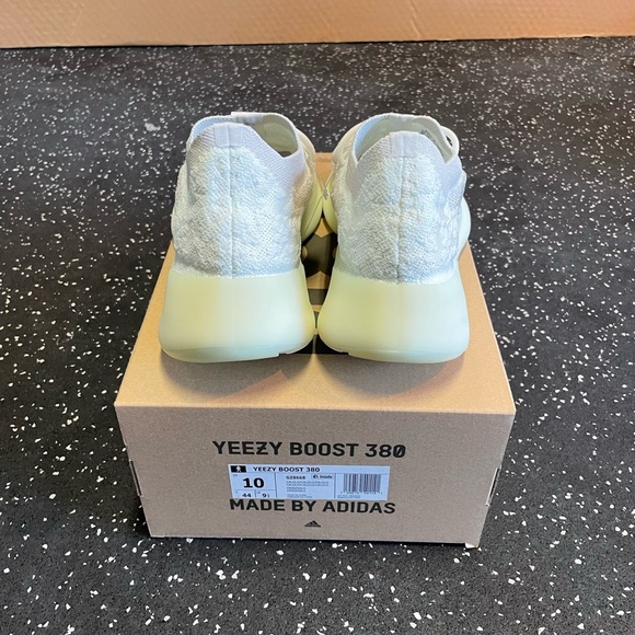 Yeezy Boost 380 CalGlo Size 10 fits Women’s 9-9.5 - Picture 7 of 9